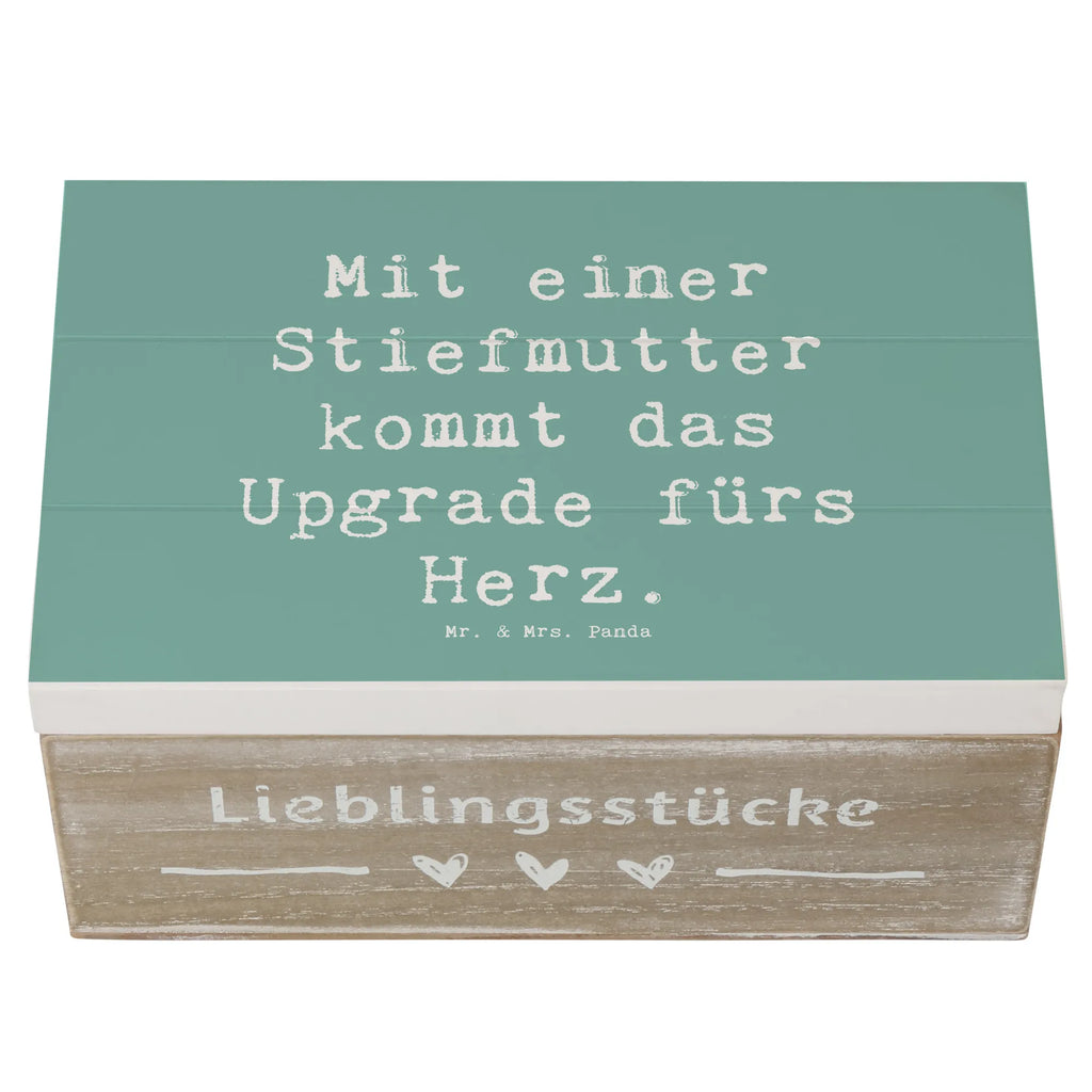 Wooden chest Saying Mit einer Stiefmutter kommt das Upgrade fürs Herz. Schatulle, Dekokiste, Holzkiste, Erinnerungsbox, Aufbewahrungsbox, XXL, Geschenkbox, Erinnerungskiste, Truhe, Schatzkiste, Geschenkdose, Kiste, Familie, Vatertag, Muttertag, Bruder, Schwester, Mama, Papa, Oma, Opa