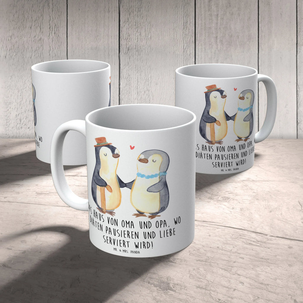 Mug Das Haus von Oma und Opa, wo Diäten pausieren und Liebe serviert wird! Kaffeetasse, Geschenktasse, Porzellantasse, Tasse mit Motiven, Tasse mit Zitaten, Bürotasse, Teetasse, Keramiktasse, Tasse, Familie, Vatertag, Muttertag, Bruder, Schwester, Mama, Papa, Oma, Opa