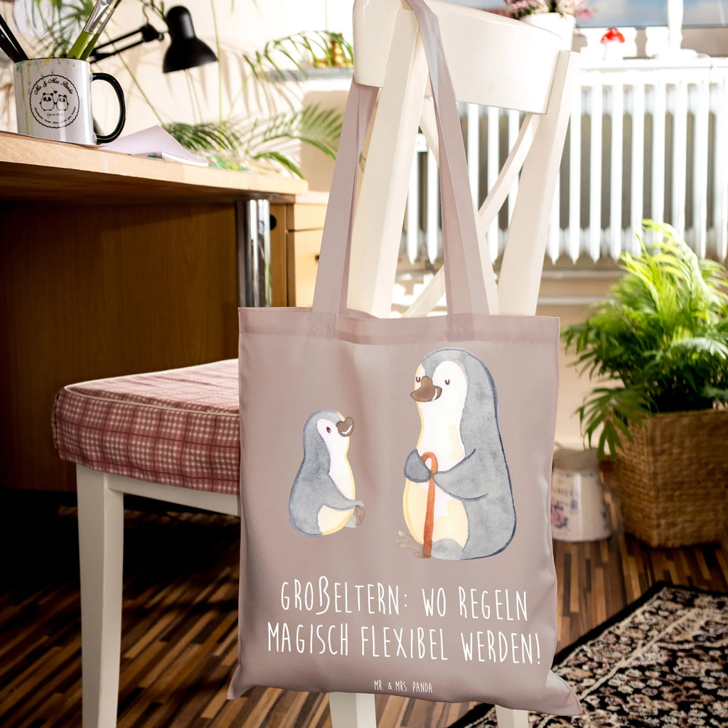 Tote bag Großeltern: wo Regeln magisch flexibel werden! Beutel, Tragetasche, Umhängetasche, Beuteltasche, Schultertasche, Jutetasche, Einkaufstasche, Tasche, Shopper, Strandtasche, Stofftasche, Jutebeutel, Laptoptasche, Stoffbeutel, Badetasche, Einkaufstüte, Familie, Vatertag, Muttertag, Bruder, Schwester, Mama, Papa, Oma, Opa