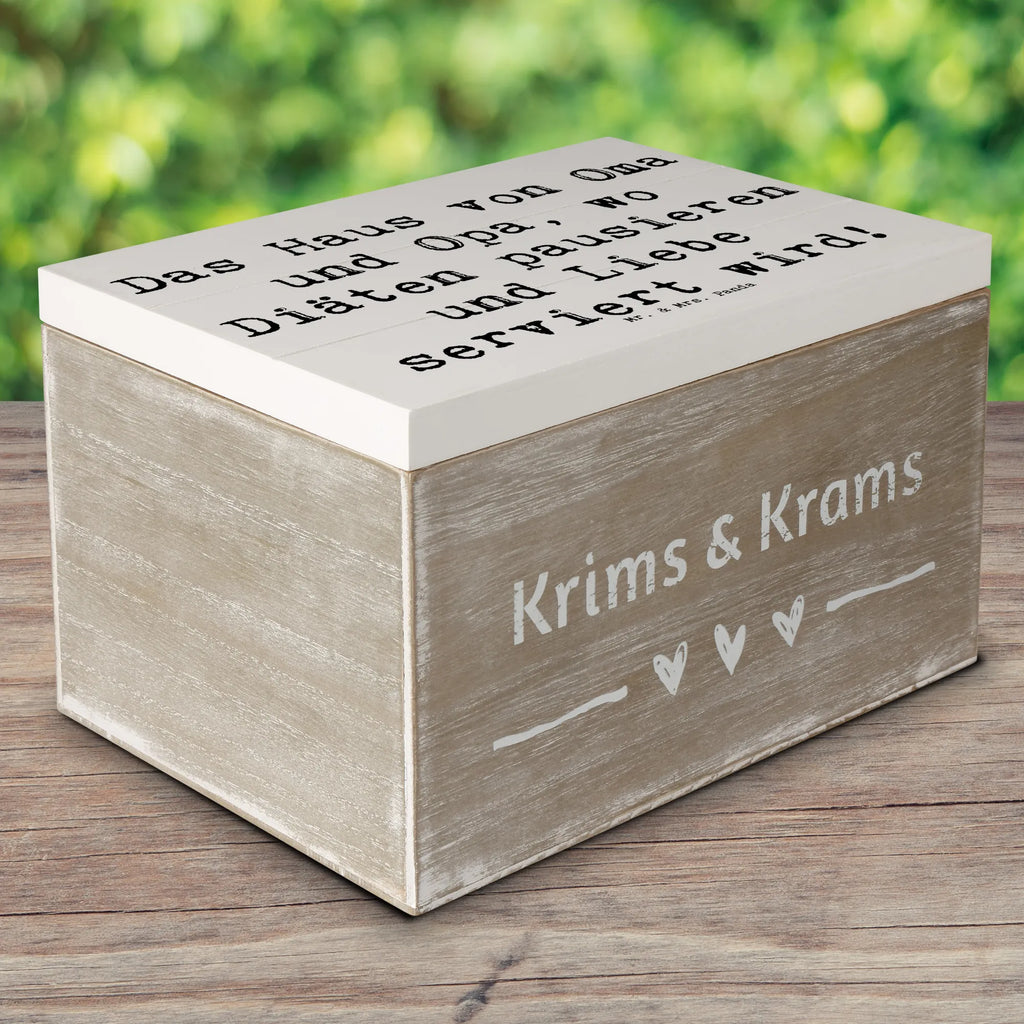 Wooden chest Saying Das Haus von Oma und Opa, wo Diäten pausieren und Liebe serviert wird! Kiste, Truhe, Erinnerungskiste, Schatulle, Dekokiste, Holzkiste, XXL, Geschenkbox, Geschenkdose, Aufbewahrungsbox, Erinnerungsbox, Schatzkiste, Familie, Vatertag, Muttertag, Bruder, Schwester, Mama, Papa, Oma, Opa