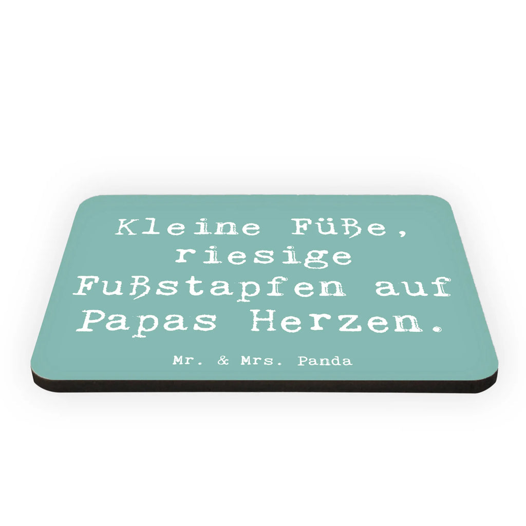Magnet Saying Kleine Füße, riesige Fußstapfen auf Papas Herzen. Kühlschrankmagnet, Pinnwandmagnet, Souvenir Magnet, Motivmagnete, Dekomagnet, Whiteboard Magnet, Notiz Magnet, Kühlschrank Dekoration, Familie, Vatertag, Muttertag, Bruder, Schwester, Mama, Papa, Oma, Opa