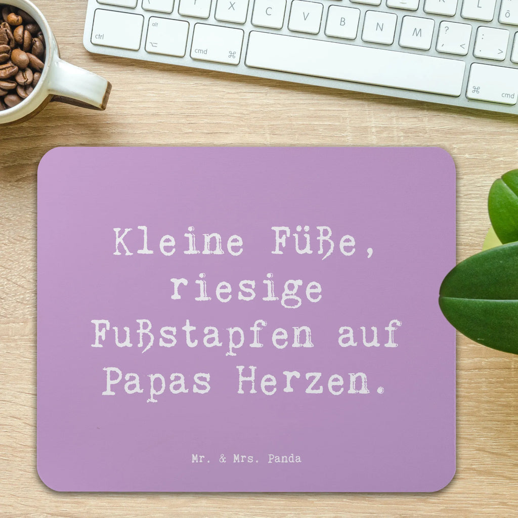Mouse mat Saying Kleine Füße, riesige Fußstapfen auf Papas Herzen. Mousepad, Computer zubehör, Büroausstattung, PC Zubehör, Arbeitszimmer, Mauspad, Einzigartiges Mauspad, Designer Mauspad, Mausunterlage, Mauspad Büro, Familie, Vatertag, Muttertag, Bruder, Schwester, Mama, Papa, Oma, Opa