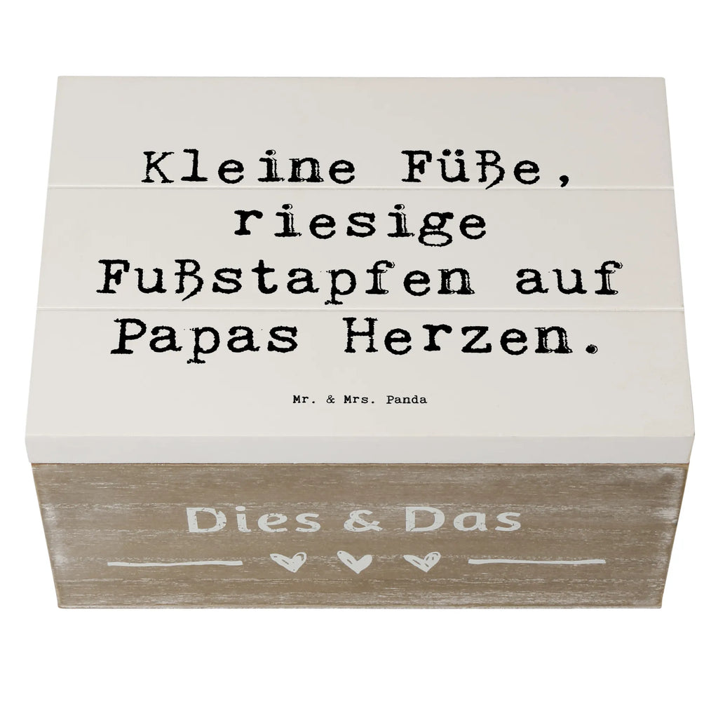Wooden chest Saying Kleine Füße, riesige Fußstapfen auf Papas Herzen. aufbewahrungskiste mit deckel, Holzkiste, holzschachtel, aufbewahrungskisten, Schatulle, Aufbewahrungsbox Holz, aufbewahrungsboxen, Holzboxen, holzschatulle, Aufbewahrungsbox aus Holz, kiste holz, Aufbewahrungsbox, Holzbox mit Deckel, Holzbox, Holzkiste mit Deckel, aufbewahrungstruhe, Aufbewahrungskiste, Holztruhe, Holzkisten, holzkästchen, Holz Aufbewahrungsbox, box holz, Box aus Holz, holztruhen, truhe holz, Familie, Mama, Schwester, Opa, Bruder, Vatertag, Papa, Muttertag, Oma