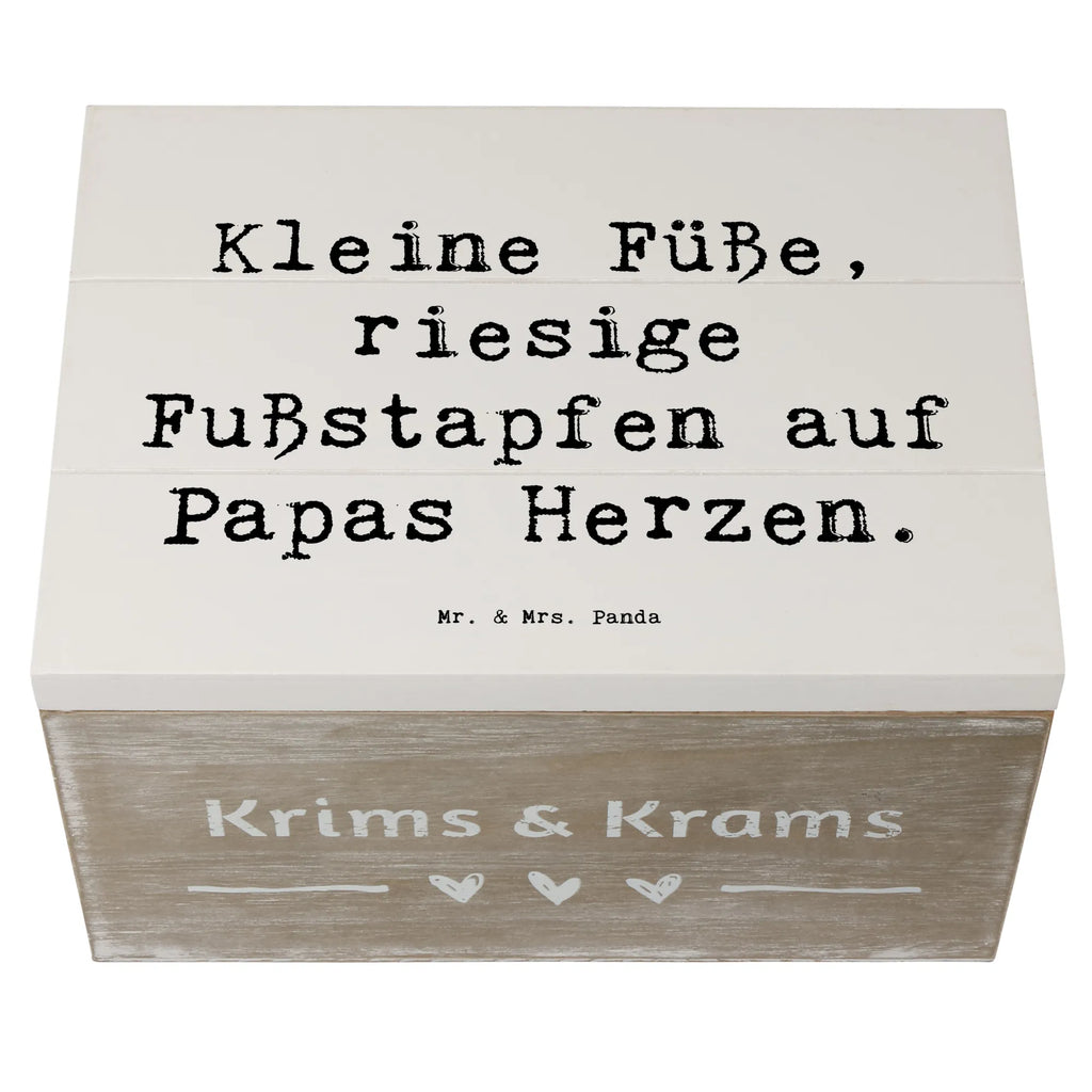 Wooden chest Saying Kleine Füße, riesige Fußstapfen auf Papas Herzen. aufbewahrungskiste mit deckel, Holzkiste, holzschachtel, aufbewahrungskisten, Schatulle, Aufbewahrungsbox Holz, aufbewahrungsboxen, Holzboxen, holzschatulle, Aufbewahrungsbox aus Holz, kiste holz, Aufbewahrungsbox, Holzbox mit Deckel, Holzbox, Holzkiste mit Deckel, aufbewahrungstruhe, Aufbewahrungskiste, Holztruhe, Holzkisten, holzkästchen, Holz Aufbewahrungsbox, box holz, Box aus Holz, holztruhen, truhe holz, Familie, Mama, Schwester, Opa, Bruder, Vatertag, Papa, Muttertag, Oma