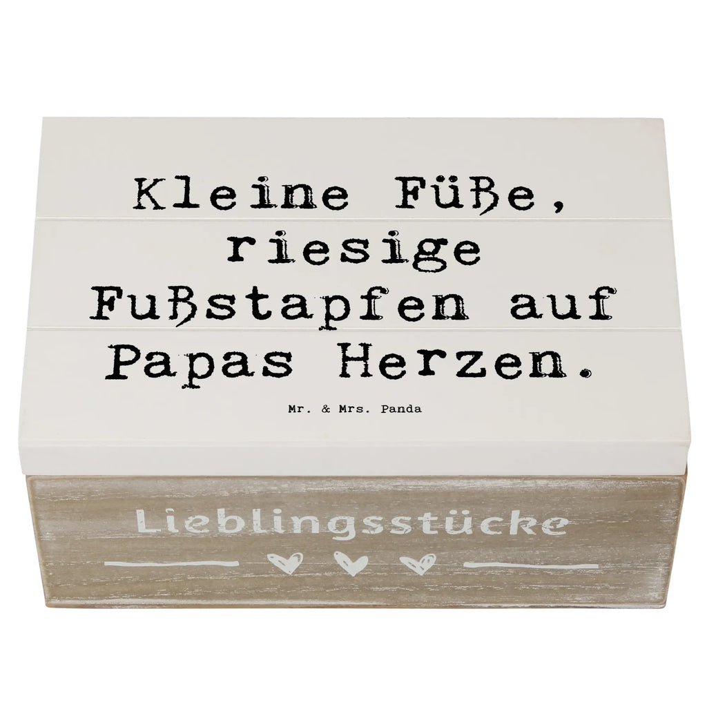 Wooden chest Saying Kleine Füße, riesige Fußstapfen auf Papas Herzen. aufbewahrungskiste mit deckel, Holzkiste, holzschachtel, aufbewahrungskisten, Schatulle, Aufbewahrungsbox Holz, aufbewahrungsboxen, Holzboxen, holzschatulle, Aufbewahrungsbox aus Holz, kiste holz, Aufbewahrungsbox, Holzbox mit Deckel, Holzbox, Holzkiste mit Deckel, aufbewahrungstruhe, Aufbewahrungskiste, Holztruhe, Holzkisten, holzkästchen, Holz Aufbewahrungsbox, box holz, Box aus Holz, holztruhen, truhe holz, Familie, Mama, Schwester, Opa, Bruder, Vatertag, Papa, Muttertag, Oma
