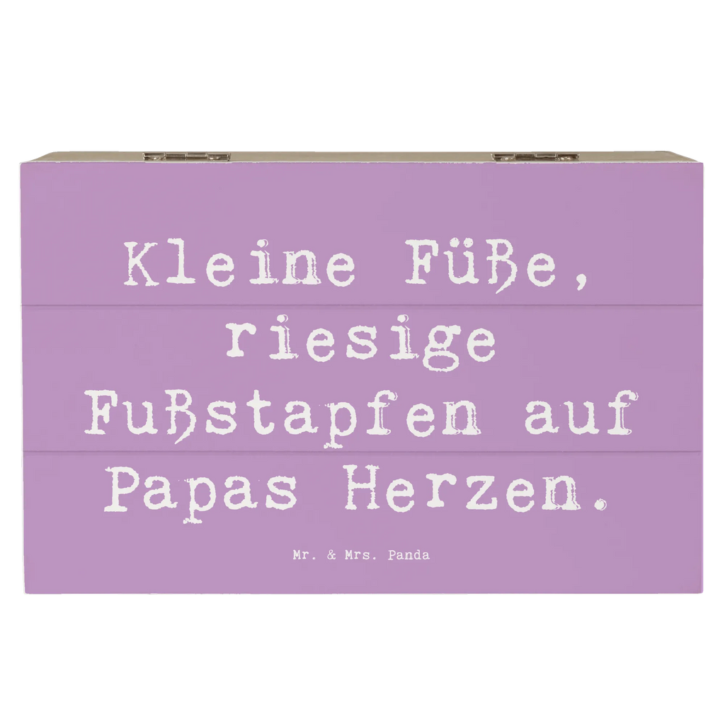 Wooden chest Saying Kleine Füße, riesige Fußstapfen auf Papas Herzen. aufbewahrungskiste mit deckel, Holzkiste, holzschachtel, aufbewahrungskisten, Schatulle, Aufbewahrungsbox Holz, aufbewahrungsboxen, Holzboxen, holzschatulle, Aufbewahrungsbox aus Holz, kiste holz, Aufbewahrungsbox, Holzbox mit Deckel, Holzbox, Holzkiste mit Deckel, aufbewahrungstruhe, Aufbewahrungskiste, Holztruhe, Holzkisten, holzkästchen, Holz Aufbewahrungsbox, box holz, Box aus Holz, holztruhen, truhe holz, Familie, Mama, Schwester, Opa, Bruder, Vatertag, Papa, Muttertag, Oma