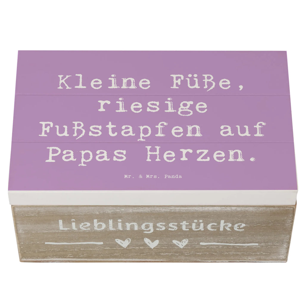 Wooden chest Saying Kleine Füße, riesige Fußstapfen auf Papas Herzen. aufbewahrungskiste mit deckel, Holzkiste, holzschachtel, aufbewahrungskisten, Schatulle, Aufbewahrungsbox Holz, aufbewahrungsboxen, Holzboxen, holzschatulle, Aufbewahrungsbox aus Holz, kiste holz, Aufbewahrungsbox, Holzbox mit Deckel, Holzbox, Holzkiste mit Deckel, aufbewahrungstruhe, Aufbewahrungskiste, Holztruhe, Holzkisten, holzkästchen, Holz Aufbewahrungsbox, box holz, Box aus Holz, holztruhen, truhe holz, Familie, Mama, Schwester, Opa, Bruder, Vatertag, Papa, Muttertag, Oma