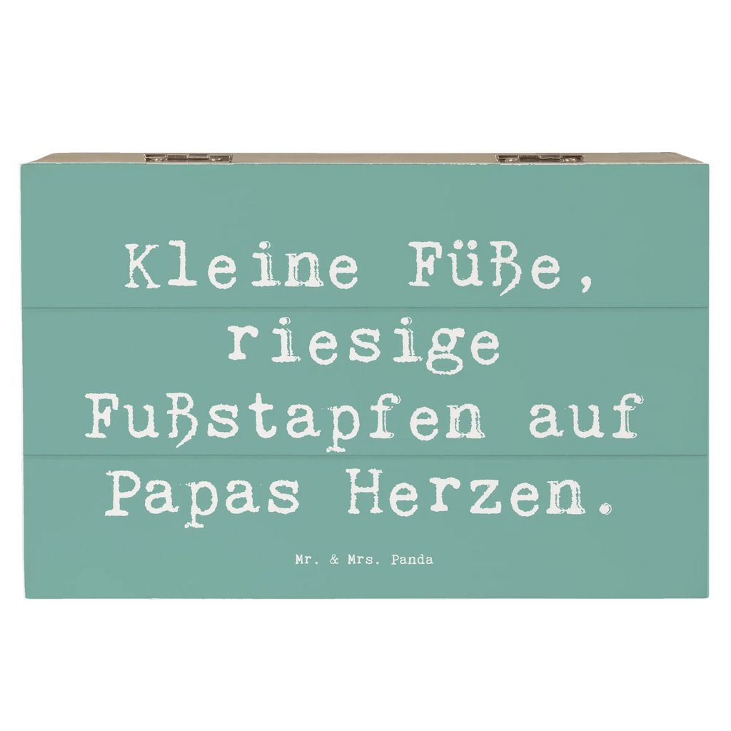 Wooden chest Saying Kleine Füße, riesige Fußstapfen auf Papas Herzen. aufbewahrungskiste mit deckel, Holzkiste, holzschachtel, aufbewahrungskisten, Schatulle, Aufbewahrungsbox Holz, aufbewahrungsboxen, Holzboxen, holzschatulle, Aufbewahrungsbox aus Holz, kiste holz, Aufbewahrungsbox, Holzbox mit Deckel, Holzbox, Holzkiste mit Deckel, aufbewahrungstruhe, Aufbewahrungskiste, Holztruhe, Holzkisten, holzkästchen, Holz Aufbewahrungsbox, box holz, Box aus Holz, holztruhen, truhe holz, Familie, Mama, Schwester, Opa, Bruder, Vatertag, Papa, Muttertag, Oma