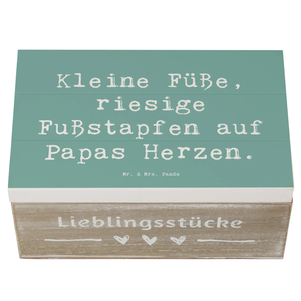 Wooden chest Saying Kleine Füße, riesige Fußstapfen auf Papas Herzen. aufbewahrungskiste mit deckel, Holzkiste, holzschachtel, aufbewahrungskisten, Schatulle, Aufbewahrungsbox Holz, aufbewahrungsboxen, Holzboxen, holzschatulle, Aufbewahrungsbox aus Holz, kiste holz, Aufbewahrungsbox, Holzbox mit Deckel, Holzbox, Holzkiste mit Deckel, aufbewahrungstruhe, Aufbewahrungskiste, Holztruhe, Holzkisten, holzkästchen, Holz Aufbewahrungsbox, box holz, Box aus Holz, holztruhen, truhe holz, Familie, Mama, Schwester, Opa, Bruder, Vatertag, Papa, Muttertag, Oma