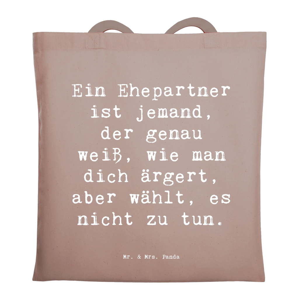 Tote bag Saying Ein Ehepartner ist jemand, der genau weiß, wie man dich ärgert, aber wählt, es nicht zu tun. Beuteltasche, Beutel, Einkaufstasche, Jutebeutel, Stoffbeutel, Tasche, Shopper, Umhängetasche, Strandtasche, Schultertasche, Stofftasche, Tragetasche, Badetasche, Jutetasche, Einkaufstüte, Laptoptasche, Familie, Vatertag, Muttertag, Bruder, Schwester, Mama, Papa, Oma, Opa