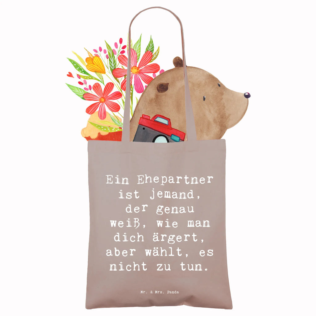 Tote bag Saying Ein Ehepartner ist jemand, der genau weiß, wie man dich ärgert, aber wählt, es nicht zu tun. Beuteltasche, Beutel, Einkaufstasche, Jutebeutel, Stoffbeutel, Tasche, Shopper, Umhängetasche, Strandtasche, Schultertasche, Stofftasche, Tragetasche, Badetasche, Jutetasche, Einkaufstüte, Laptoptasche, Familie, Vatertag, Muttertag, Bruder, Schwester, Mama, Papa, Oma, Opa