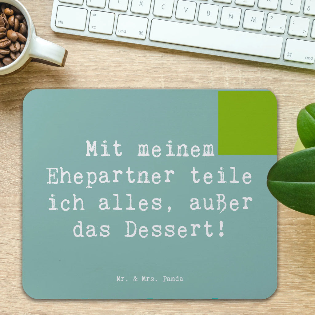 Mouse mat Saying Mit meinem Ehepartner teile ich alles, außer das Dessert! Mousepad, Computer zubehör, Büroausstattung, PC Zubehör, Arbeitszimmer, Mauspad, Einzigartiges Mauspad, Designer Mauspad, Mausunterlage, Mauspad Büro, Familie, Vatertag, Muttertag, Bruder, Schwester, Mama, Papa, Oma, Opa