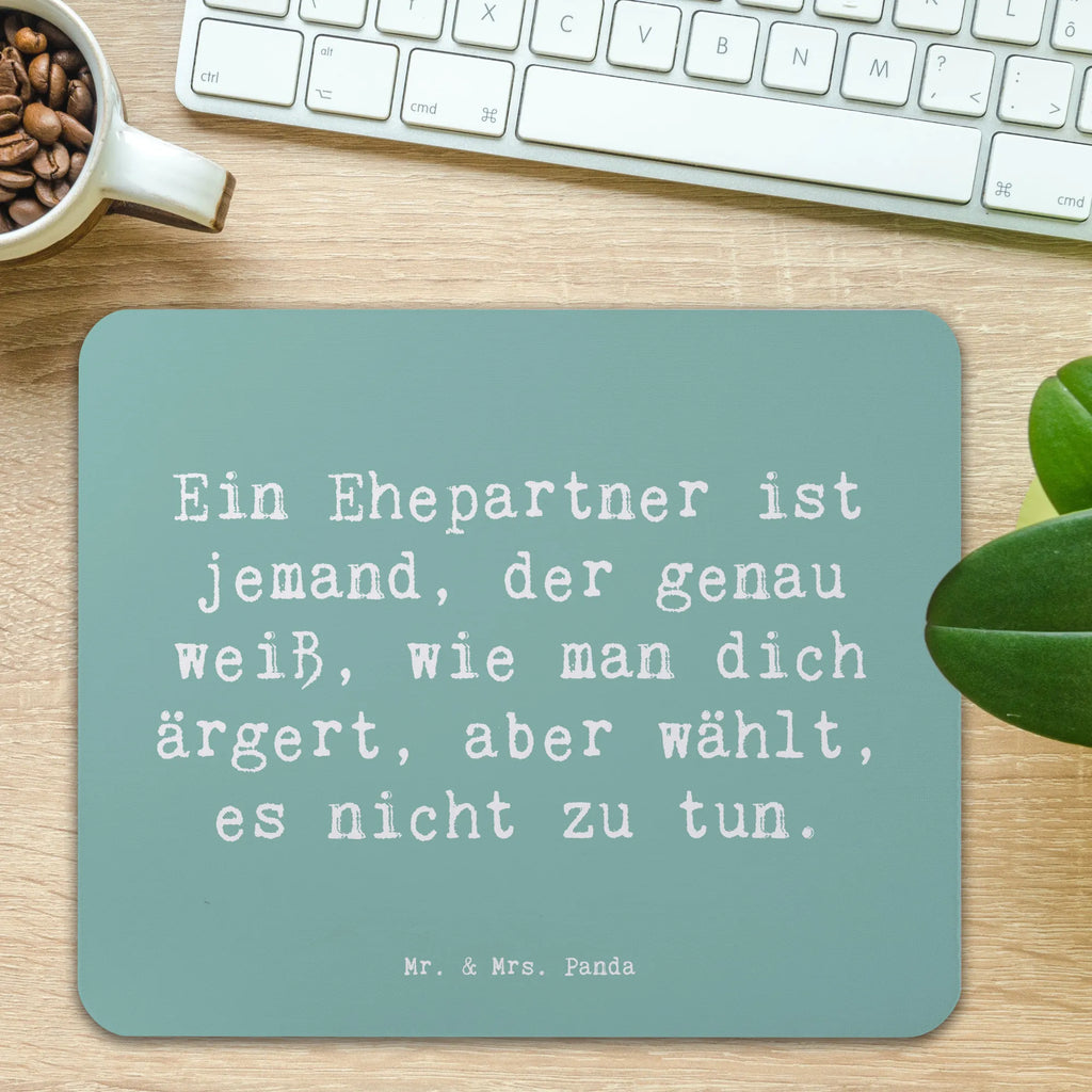 Mouse mat Saying Ein Ehepartner ist jemand, der genau weiß, wie man dich ärgert, aber wählt, es nicht zu tun. Mousepad, Computer zubehör, Büroausstattung, PC Zubehör, Arbeitszimmer, Mauspad, Einzigartiges Mauspad, Designer Mauspad, Mausunterlage, Mauspad Büro, Familie, Vatertag, Muttertag, Bruder, Schwester, Mama, Papa, Oma, Opa