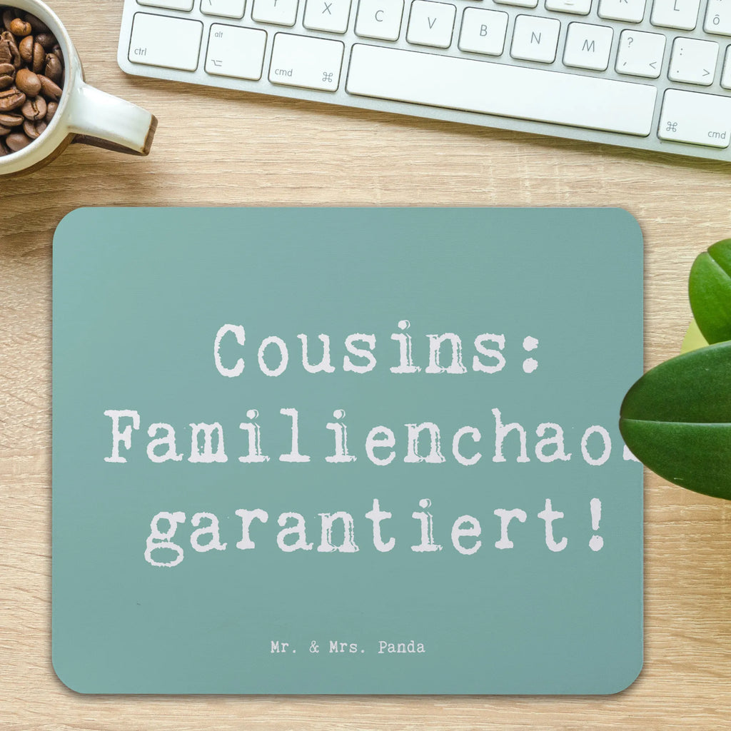 Mouse mat Saying Cousins: Familienchaos garantiert! Büroausstattung, Mauspad Büro, Arbeitszimmer, Computer zubehör, Mausunterlage, PC Zubehör, Einzigartiges Mauspad, Mousepad, Designer Mauspad, Mauspad, Familie, Vatertag, Muttertag, Bruder, Schwester, Mama, Papa, Oma, Opa