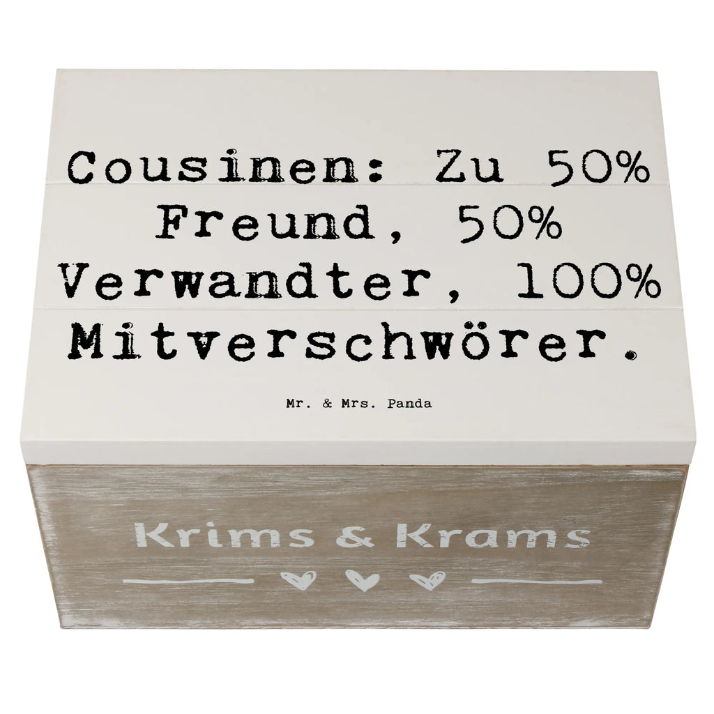 Wooden chest Saying Cousinen: Zu 50% Freund, 50% Verwandter, 100% Mitverschwörer. Truhe, Dekokiste, Geschenkdose, XXL, Geschenkbox, Kiste, Schatulle, Schatzkiste, Erinnerungsbox, Aufbewahrungsbox, Holzkiste, Erinnerungskiste, Familie, Vatertag, Muttertag, Bruder, Schwester, Mama, Papa, Oma, Opa