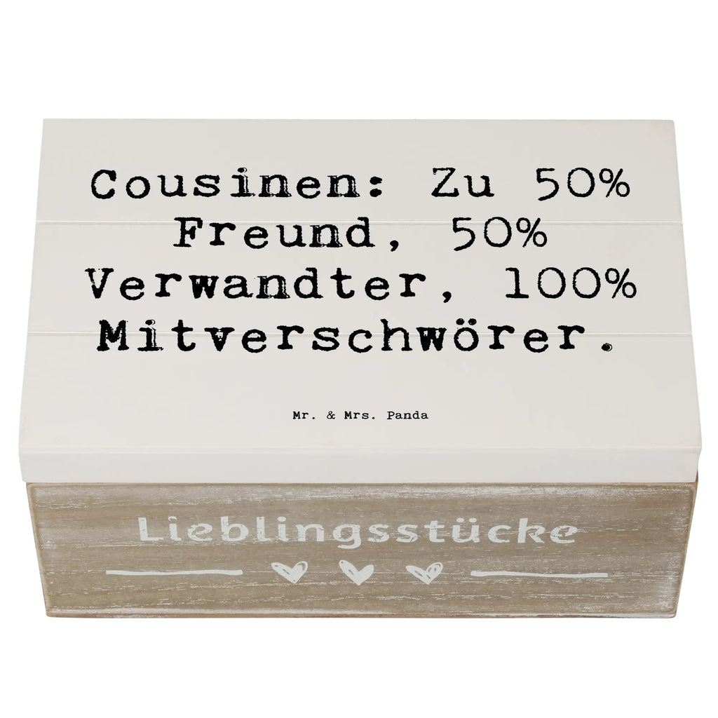Wooden chest Saying Cousinen: Zu 50% Freund, 50% Verwandter, 100% Mitverschwörer. Truhe, Dekokiste, Geschenkdose, XXL, Geschenkbox, Kiste, Schatulle, Schatzkiste, Erinnerungsbox, Aufbewahrungsbox, Holzkiste, Erinnerungskiste, Familie, Vatertag, Muttertag, Bruder, Schwester, Mama, Papa, Oma, Opa