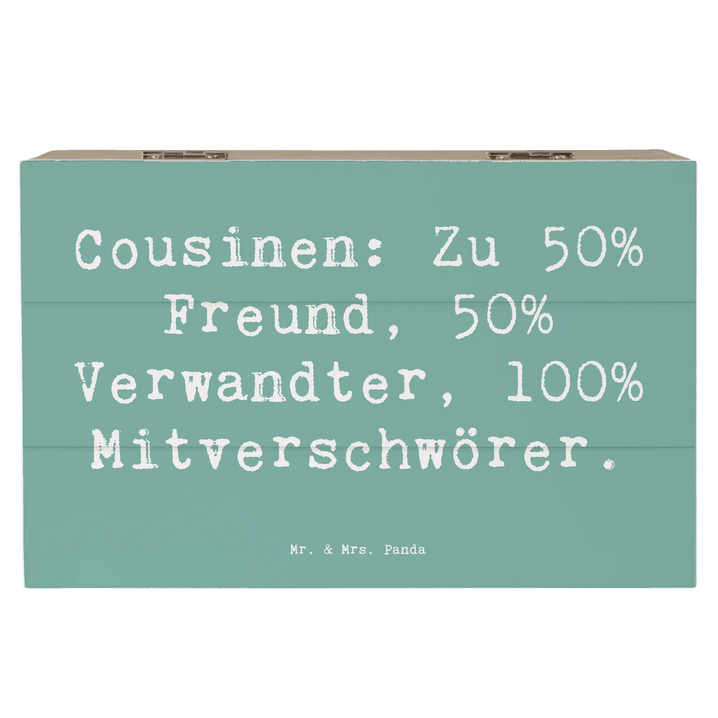 Wooden chest Saying Cousinen: Zu 50% Freund, 50% Verwandter, 100% Mitverschwörer. Truhe, Dekokiste, Geschenkdose, XXL, Geschenkbox, Kiste, Schatulle, Schatzkiste, Erinnerungsbox, Aufbewahrungsbox, Holzkiste, Erinnerungskiste, Familie, Vatertag, Muttertag, Bruder, Schwester, Mama, Papa, Oma, Opa