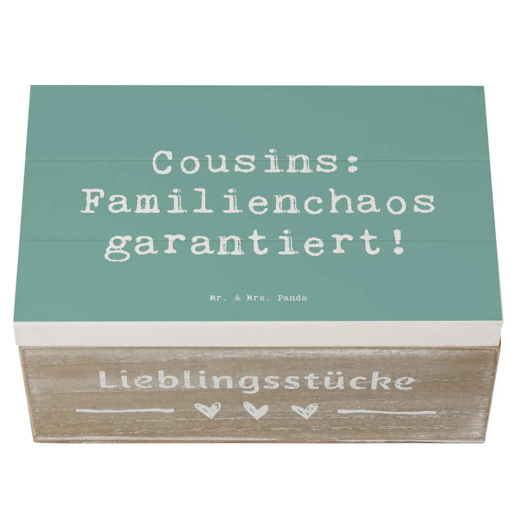 Holzkiste Spruch Cousin Abenteuer XXL, Kiste, Holzkiste, Schatulle, Geschenkdose, Erinnerungskiste, Geschenkbox, Aufbewahrungsbox, Dekokiste, Erinnerungsbox, Truhe, Schatzkiste, Familie, Vatertag, Muttertag, Bruder, Schwester, Mama, Papa, Oma, Opa