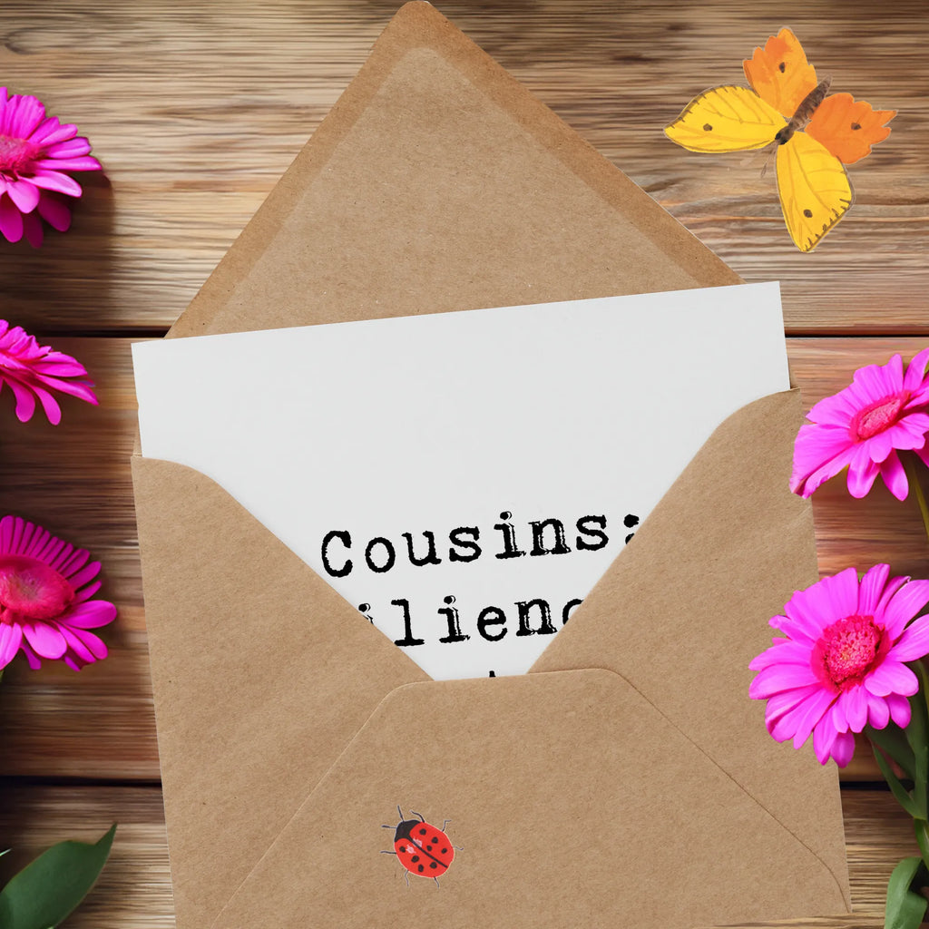 Deluxe Card Saying Cousins: Familienchaos garantiert! Geburtstagskarte, Hochwertige Grußkarte, Hochwertige Klappkarte, Grußkarte, Karte, Einladungskarte, Klappkarte, Hochzeitskarte, Glückwunschkarte, Familie, Vatertag, Muttertag, Bruder, Schwester, Mama, Papa, Oma, Opa