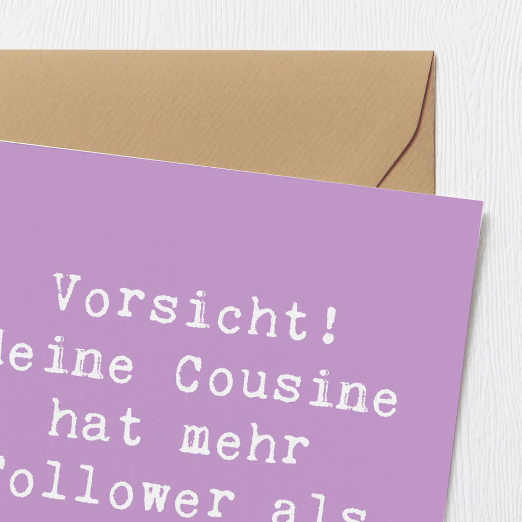 Deluxe Card Saying Vorsicht! Meine Cousine hat mehr Follower als Realitätssinn. Karte, Glückwunschkarte, Hochwertige Klappkarte, Einladungskarte, Klappkarte, Grußkarte, Hochzeitskarte, Geburtstagskarte, Hochwertige Grußkarte, Familie, Vatertag, Muttertag, Bruder, Schwester, Mama, Papa, Oma, Opa