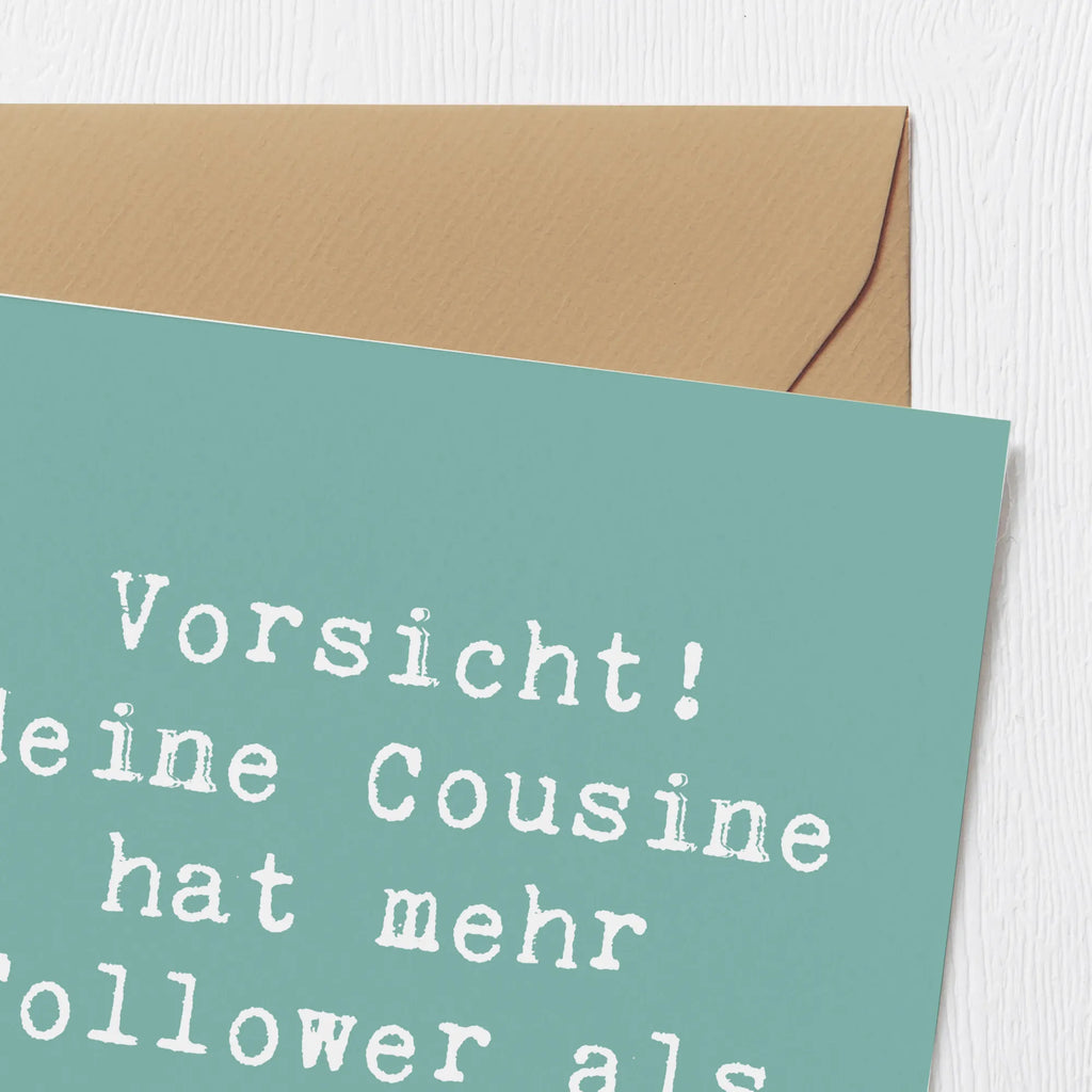 Deluxe Card Saying Vorsicht! Meine Cousine hat mehr Follower als Realitätssinn. Karte, Glückwunschkarte, Hochwertige Klappkarte, Einladungskarte, Klappkarte, Grußkarte, Hochzeitskarte, Geburtstagskarte, Hochwertige Grußkarte, Familie, Vatertag, Muttertag, Bruder, Schwester, Mama, Papa, Oma, Opa