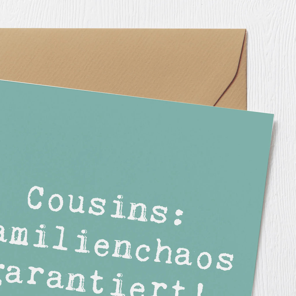 Deluxe Card Saying Cousins: Familienchaos garantiert! Geburtstagskarte, Hochwertige Grußkarte, Hochwertige Klappkarte, Grußkarte, Karte, Einladungskarte, Klappkarte, Hochzeitskarte, Glückwunschkarte, Familie, Vatertag, Muttertag, Bruder, Schwester, Mama, Papa, Oma, Opa