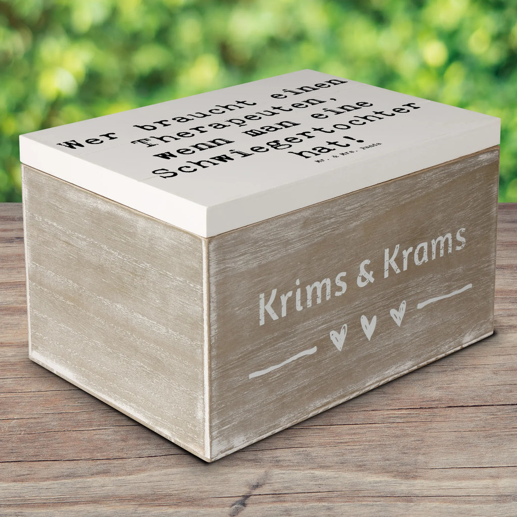 Holzkiste Spruch Schwiegertochter Humor Truhe, Erinnerungsbox, Erinnerungskiste, Schatulle, Geschenkdose, Geschenkbox, XXL, Kiste, Aufbewahrungsbox, Holzkiste, Dekokiste, Schatzkiste, Familie, Vatertag, Muttertag, Bruder, Schwester, Mama, Papa, Oma, Opa