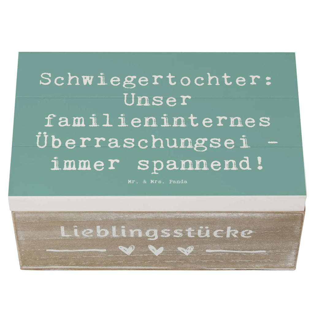 Wooden chest Saying Schwiegertochter: Unser familieninternes Überraschungsei - immer spannend! Erinnerungsbox, Kiste, Truhe, XXL, Geschenkbox, Geschenkdose, Aufbewahrungsbox, Schatulle, Schatzkiste, Erinnerungskiste, Holzkiste, Dekokiste, Familie, Vatertag, Muttertag, Bruder, Schwester, Mama, Papa, Oma, Opa