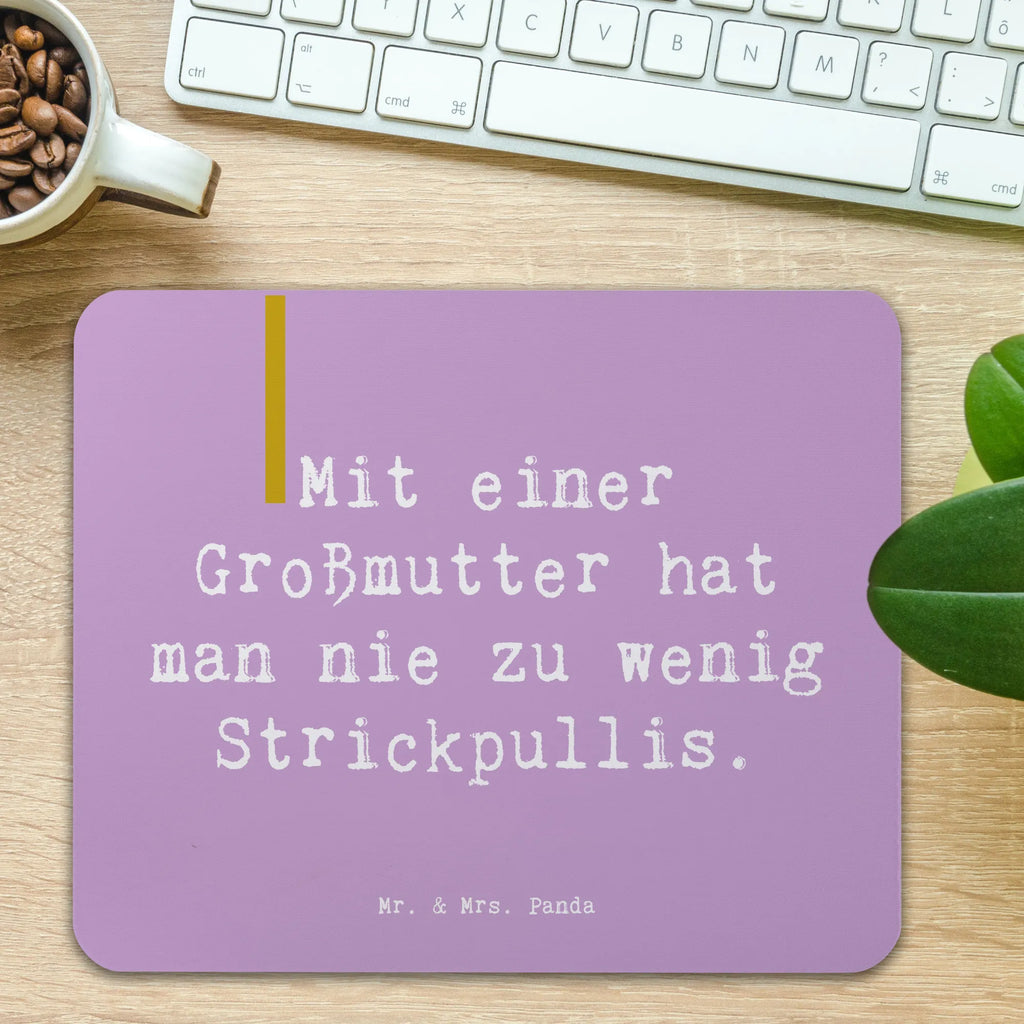 Mouse mat Saying Mit einer Großmutter hat man nie zu wenig Strickpullis. PC Zubehör, Einzigartiges Mauspad, Mousepad, Designer Mauspad, Büroausstattung, Computer zubehör, Mauspad, Arbeitszimmer, Mauspad Büro, Mausunterlage, Familie, Vatertag, Muttertag, Bruder, Schwester, Mama, Papa, Oma, Opa