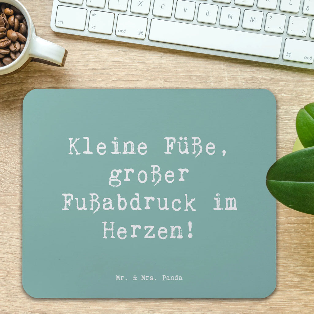 Mouse mat Saying Kleine Füße, großer Fußabdruck im Herzen! Mousepad, Computer zubehör, Büroausstattung, PC Zubehör, Arbeitszimmer, Mauspad, Einzigartiges Mauspad, Designer Mauspad, Mausunterlage, Mauspad Büro, Familie, Vatertag, Muttertag, Bruder, Schwester, Mama, Papa, Oma, Opa