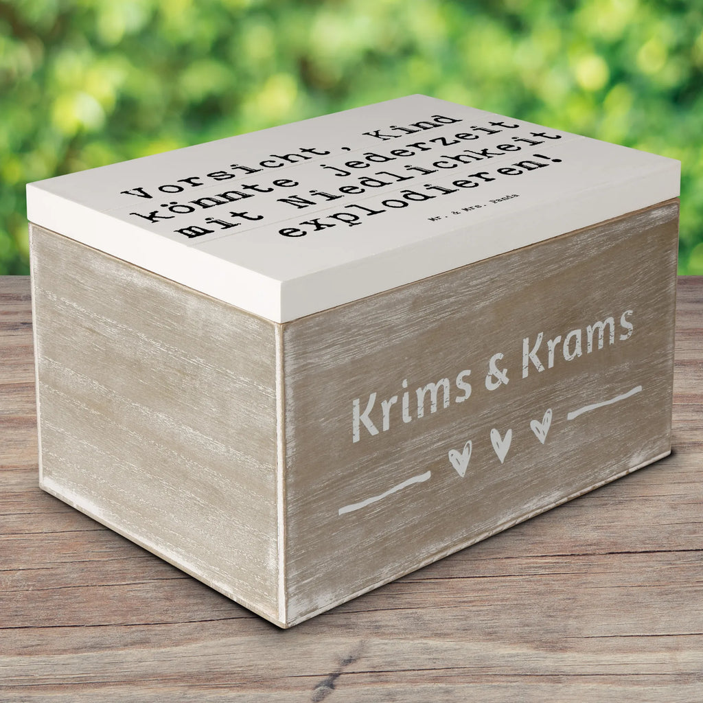 Wooden chest Saying Vorsicht, Kind könnte jederzeit mit Niedlichkeit explodieren! Aufbewahrungskiste, Schatulle, Dekokiste, Aufbewahrungsbox, Holz Aufbewahrungsbox, Holzboxen, Holzkiste mit Deckel, Holzbox mit Deckel, Truhe, Holzkisten, Ordnungsbox, Deko Box, Erinnerungsbox, Aufbewahrungsbox Holz, Box aus Holz, Geschenkbox, Dekorative Holzkiste, Erinnerungskiste, Erinnerungsbox Hochzeit, Holzbox, Holzkiste, Schmuckkästchen, Schatzkiste, Aufbewahrungsbox aus Holz, Erinnerungsbox Baby, Holztruhe, Kiste, Familie, Mama, Schwester, Opa, Bruder, Vatertag, Papa, Muttertag, Oma