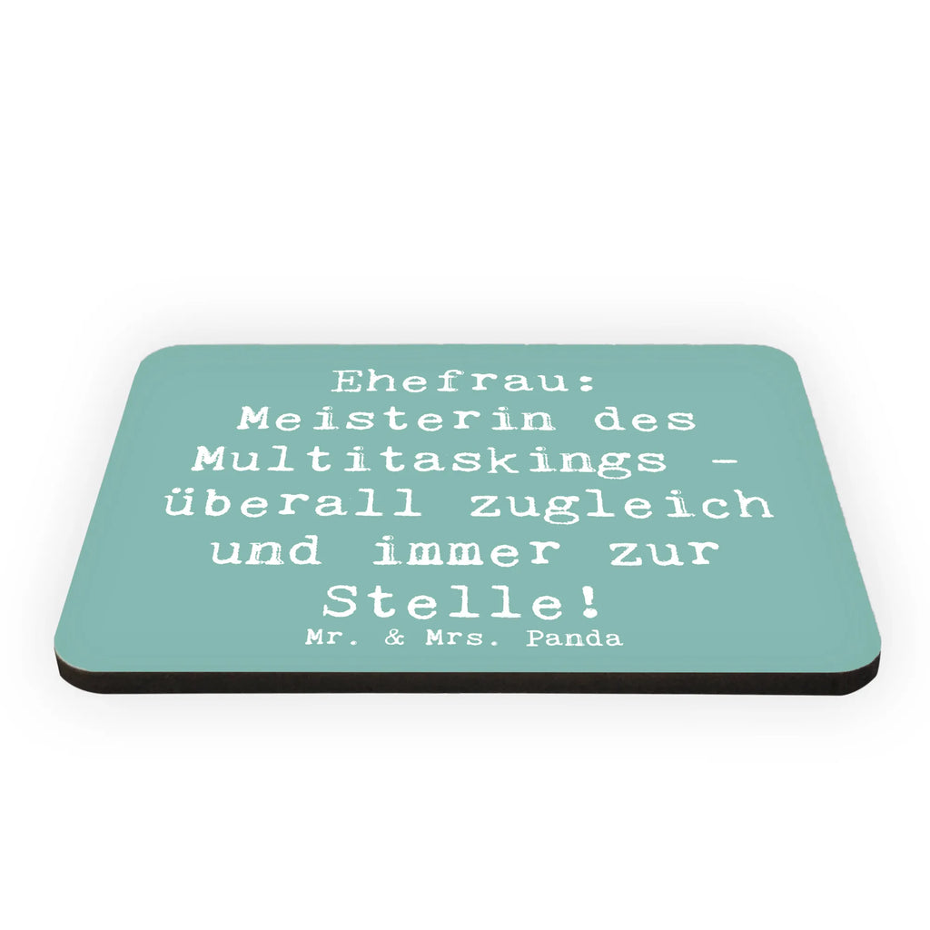 Magnet Saying Ehefrau: Meisterin des Multitaskings - überall zugleich und immer zur Stelle! Pinnwandmagnet, Souvenir Magnet, Kühlschrankmagnet, Motivmagnete, Notiz Magnet, Whiteboard Magnet, Kühlschrank Dekoration, Dekomagnet, Familie, Vatertag, Muttertag, Bruder, Schwester, Mama, Papa, Oma, Opa