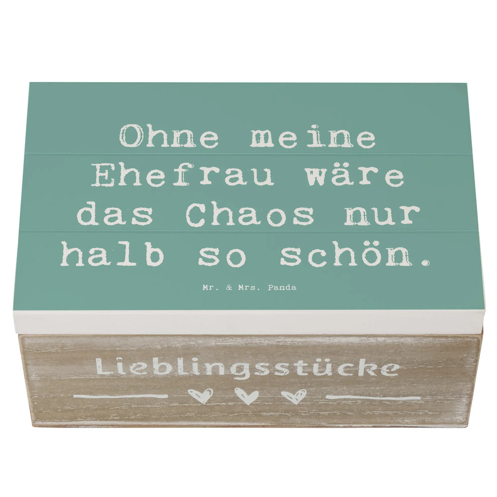 Wooden chest Saying Ohne meine Ehefrau wäre das Chaos nur halb so schön. Erinnerungskiste, XXL, Kiste, Holzkiste, Schatulle, Erinnerungsbox, Truhe, Geschenkbox, Dekokiste, Schatzkiste, Geschenkdose, Aufbewahrungsbox, Familie, Vatertag, Muttertag, Bruder, Schwester, Mama, Papa, Oma, Opa