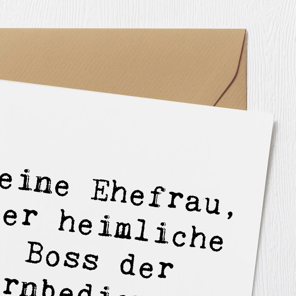 Deluxe Card Saying Meine Ehefrau, der heimliche Boss der Fernbedienung. Geburtstagskarte, Hochwertige Klappkarte, Grußkarte, Glückwunschkarte, Hochwertige Grußkarte, Klappkarte, Karte, Hochzeitskarte, Einladungskarte, Familie, Vatertag, Muttertag, Bruder, Schwester, Mama, Papa, Oma, Opa