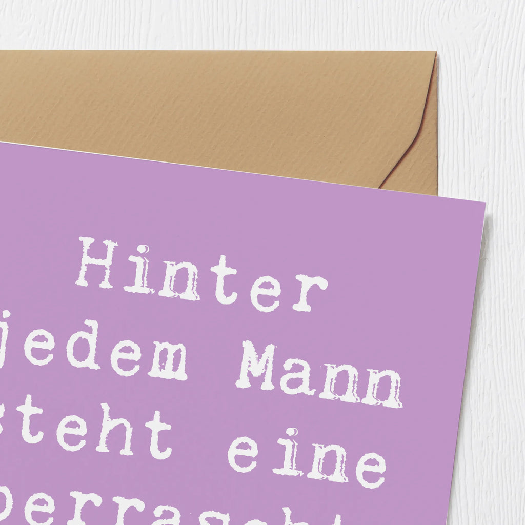 Deluxe Card Saying Hinter jedem Mann steht eine überraschte Ehefrau. Glückwunschkarte, Grußkarte, Klappkarte, Geburtstagskarte, Karte, Hochzeitskarte, Hochwertige Klappkarte, Einladungskarte, Hochwertige Grußkarte, Familie, Vatertag, Muttertag, Bruder, Schwester, Mama, Papa, Oma, Opa