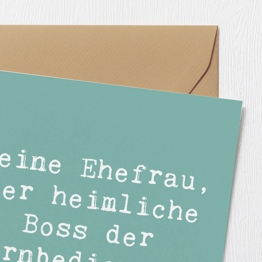 Deluxe Card Saying Meine Ehefrau, der heimliche Boss der Fernbedienung. Geburtstagskarte, Hochwertige Klappkarte, Grußkarte, Glückwunschkarte, Hochwertige Grußkarte, Klappkarte, Karte, Hochzeitskarte, Einladungskarte, Familie, Vatertag, Muttertag, Bruder, Schwester, Mama, Papa, Oma, Opa