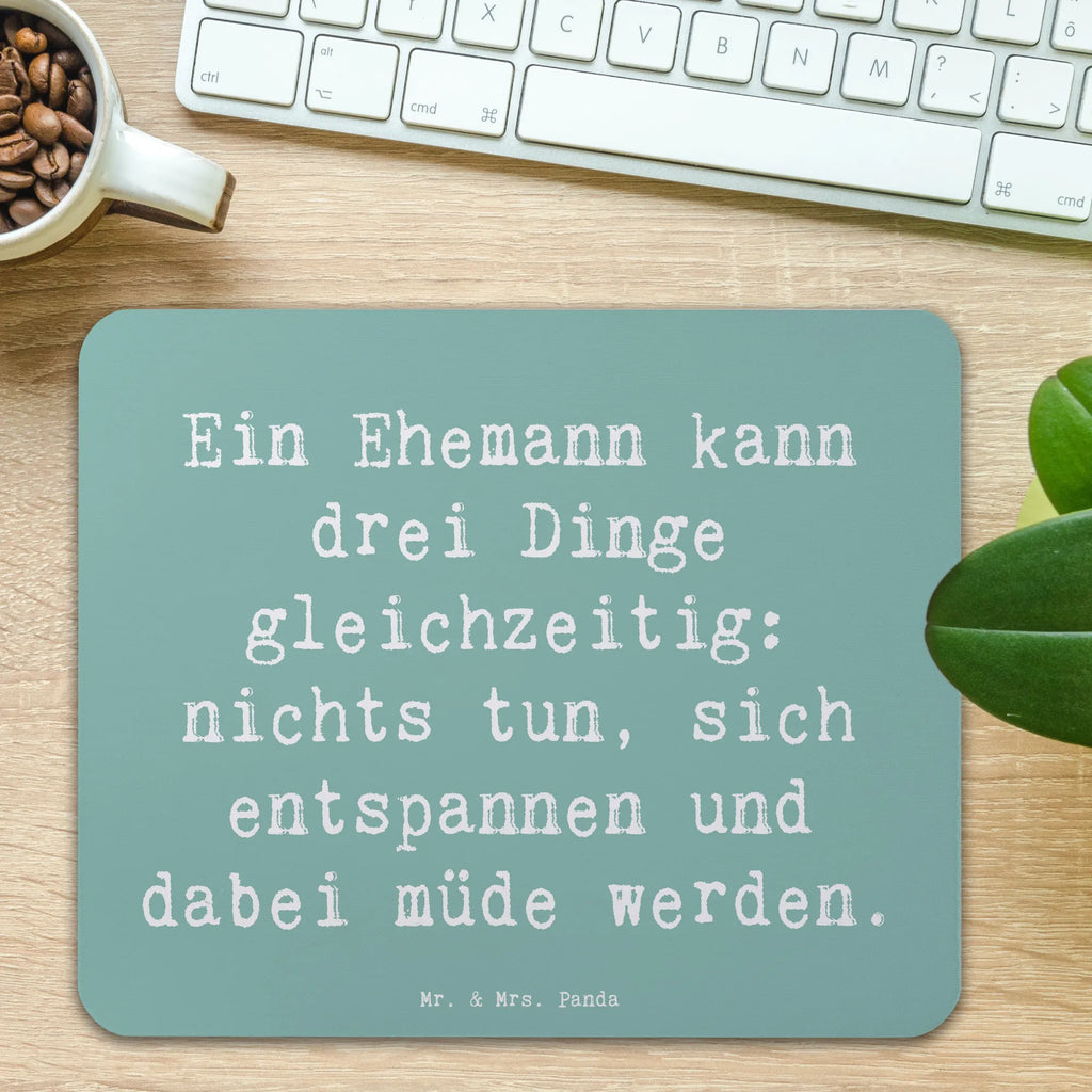 Mouse mat Saying Ein Ehemann kann drei Dinge gleichzeitig: nichts tun, sich entspannen und dabei müde werden. Mousepad, Computer zubehör, Büroausstattung, PC Zubehör, Arbeitszimmer, Mauspad, Einzigartiges Mauspad, Designer Mauspad, Mausunterlage, Mauspad Büro, Familie, Vatertag, Muttertag, Bruder, Schwester, Mama, Papa, Oma, Opa