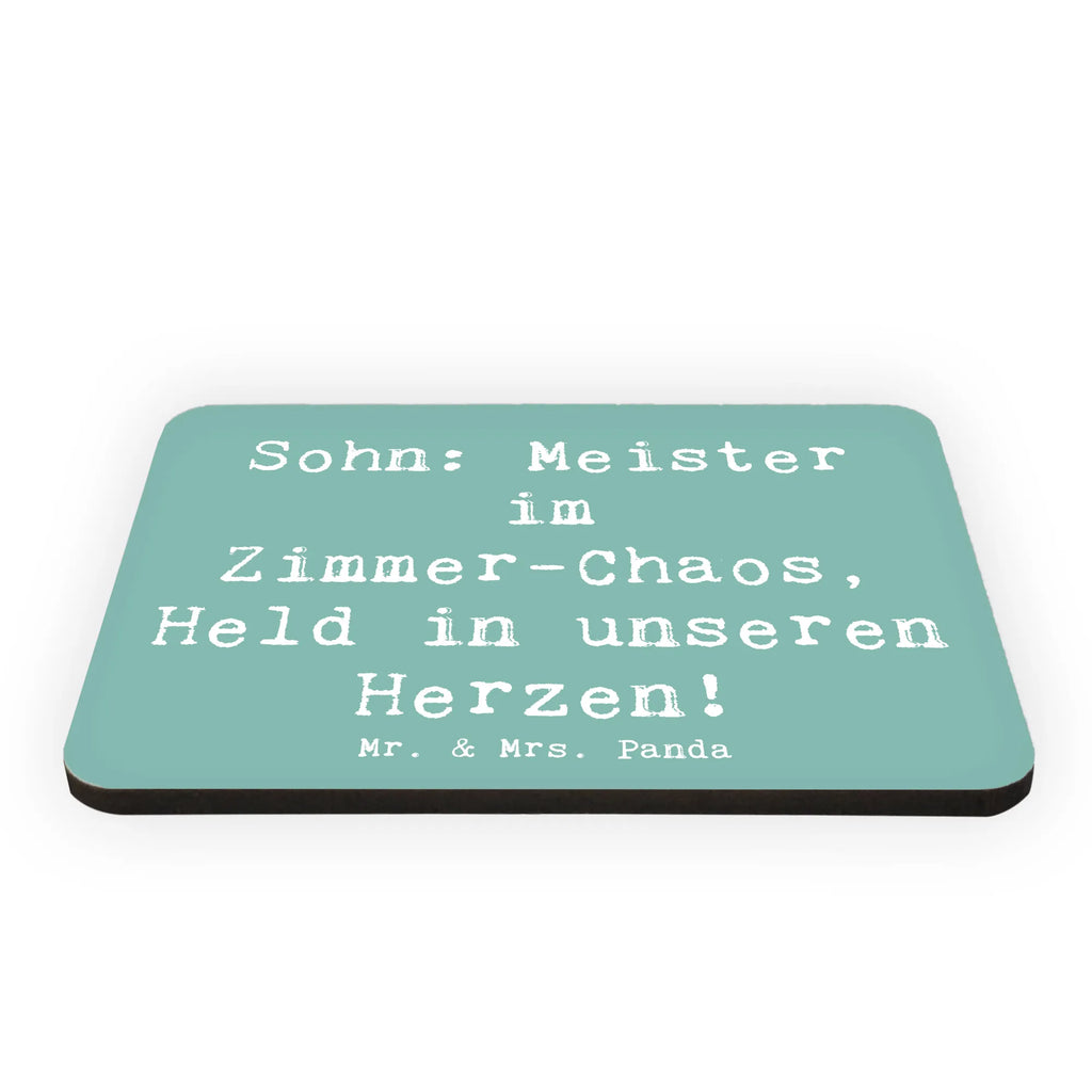 Magnet Saying Sohn: Meister im Zimmer-Chaos, Held in unseren Herzen! Kühlschrankmagnet, Pinnwandmagnet, Souvenir Magnet, Motivmagnete, Dekomagnet, Whiteboard Magnet, Notiz Magnet, Kühlschrank Dekoration, Familie, Vatertag, Muttertag, Bruder, Schwester, Mama, Papa, Oma, Opa
