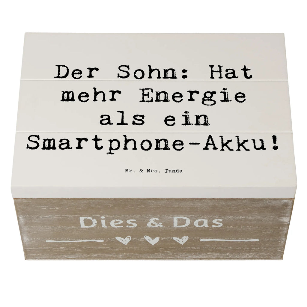 Wooden chest Saying Der Sohn: Hat mehr Energie als ein Smartphone-Akku! Schatzkiste, Schatulle, Geschenkdose, Truhe, XXL, Kiste, Erinnerungsbox, Dekokiste, Holzkiste, Erinnerungskiste, Geschenkbox, Aufbewahrungsbox, Familie, Vatertag, Muttertag, Bruder, Schwester, Mama, Papa, Oma, Opa