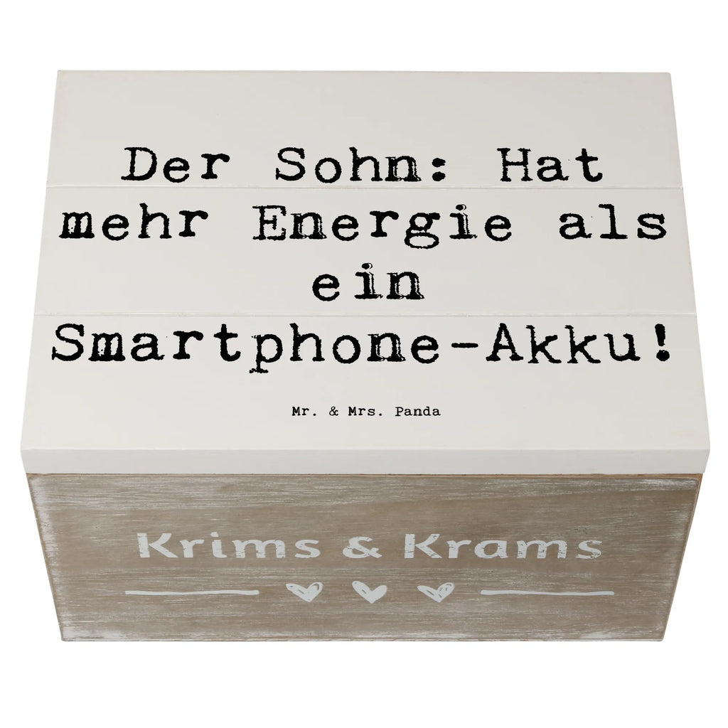 Wooden chest Saying Der Sohn: Hat mehr Energie als ein Smartphone-Akku! Schatzkiste, Schatulle, Geschenkdose, Truhe, XXL, Kiste, Erinnerungsbox, Dekokiste, Holzkiste, Erinnerungskiste, Geschenkbox, Aufbewahrungsbox, Familie, Vatertag, Muttertag, Bruder, Schwester, Mama, Papa, Oma, Opa