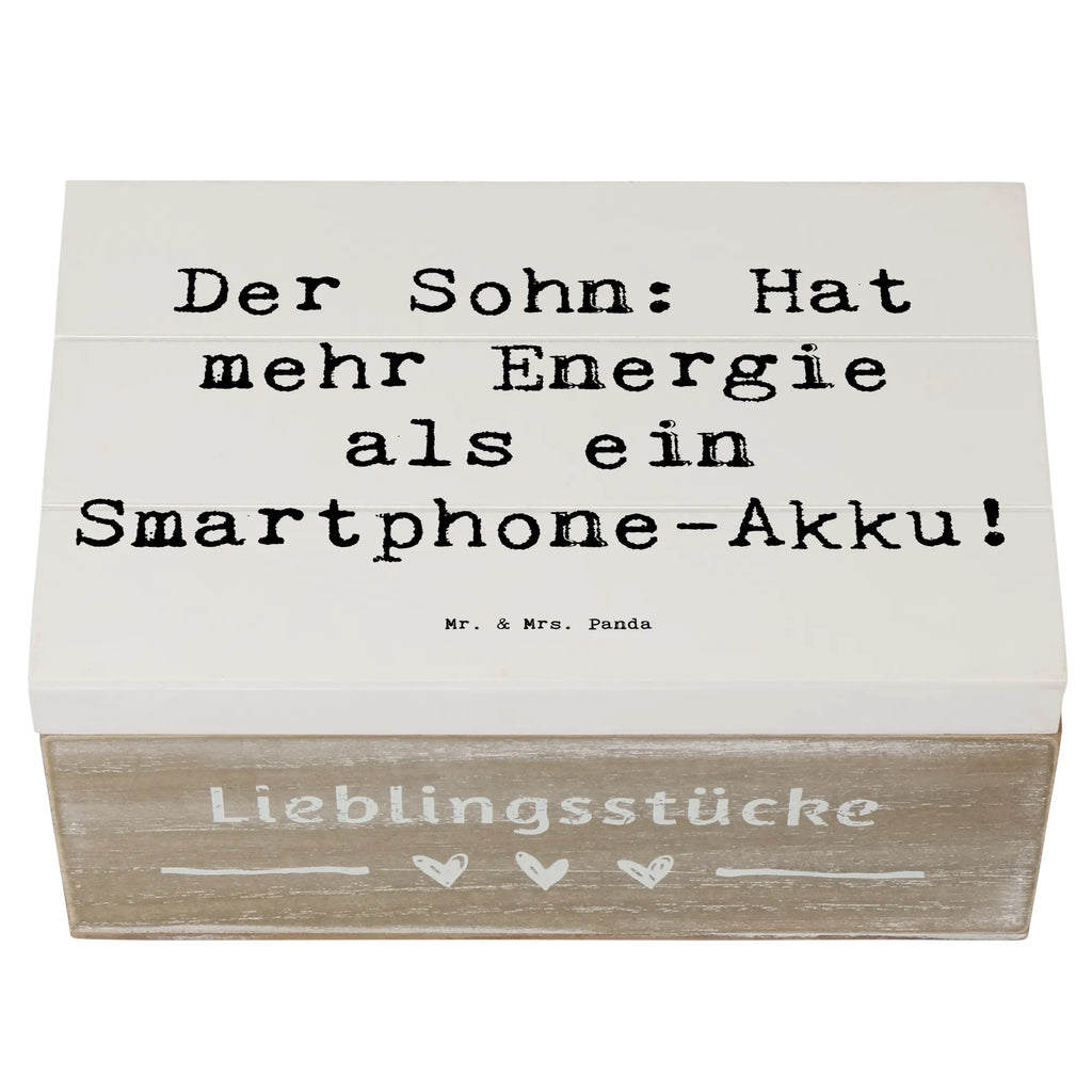 Wooden chest Saying Der Sohn: Hat mehr Energie als ein Smartphone-Akku! Schatzkiste, Schatulle, Geschenkdose, Truhe, XXL, Kiste, Erinnerungsbox, Dekokiste, Holzkiste, Erinnerungskiste, Geschenkbox, Aufbewahrungsbox, Familie, Vatertag, Muttertag, Bruder, Schwester, Mama, Papa, Oma, Opa