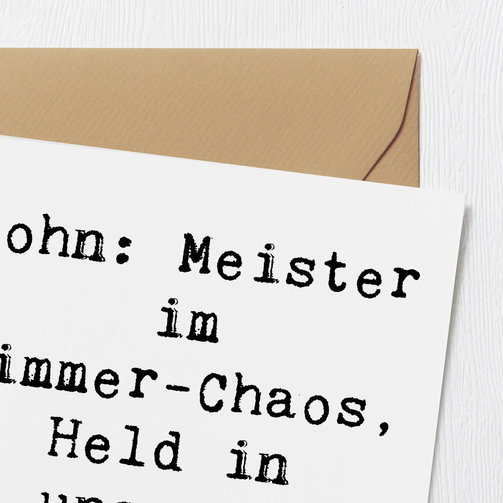 Deluxe Card Saying Sohn: Meister im Zimmer-Chaos, Held in unseren Herzen! Glückwunschkarte, Karte, Geburtstagskarte, Hochzeitskarte, Einladungskarte, Hochwertige Klappkarte, Grußkarte, Klappkarte, Hochwertige Grußkarte, Familie, Vatertag, Muttertag, Bruder, Schwester, Mama, Papa, Oma, Opa