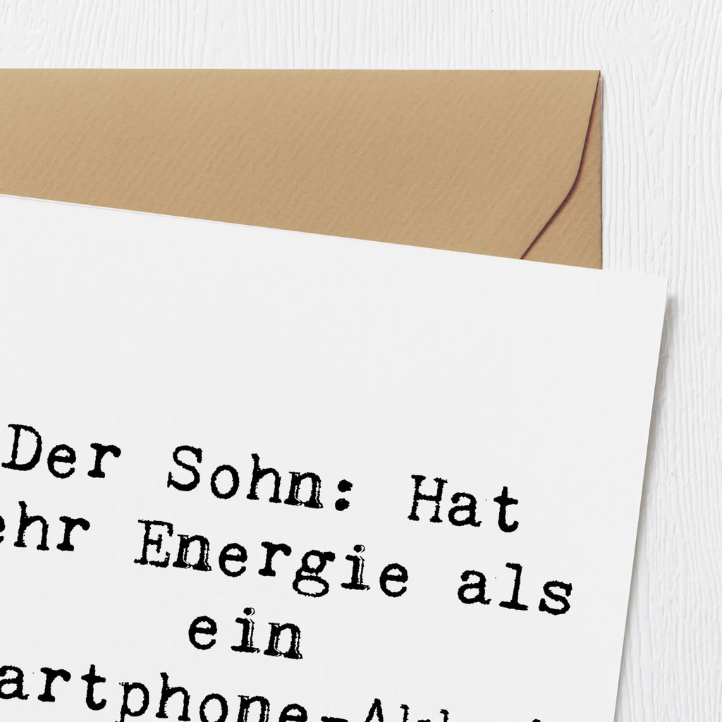 Deluxe Card Saying Der Sohn: Hat mehr Energie als ein Smartphone-Akku! Karte, Hochzeitskarte, Einladungskarte, Hochwertige Grußkarte, Hochwertige Klappkarte, Geburtstagskarte, Klappkarte, Grußkarte, Glückwunschkarte, Familie, Vatertag, Muttertag, Bruder, Schwester, Mama, Papa, Oma, Opa