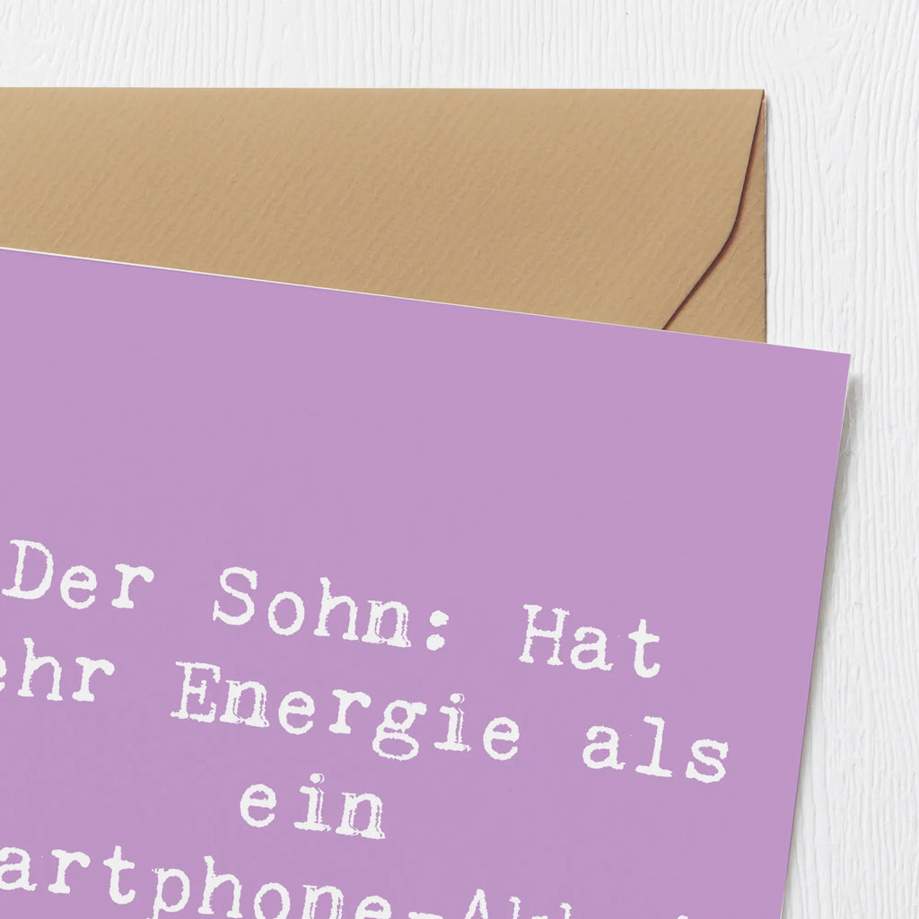 Deluxe Card Saying Der Sohn: Hat mehr Energie als ein Smartphone-Akku! Karte, Hochzeitskarte, Einladungskarte, Hochwertige Grußkarte, Hochwertige Klappkarte, Geburtstagskarte, Klappkarte, Grußkarte, Glückwunschkarte, Familie, Vatertag, Muttertag, Bruder, Schwester, Mama, Papa, Oma, Opa