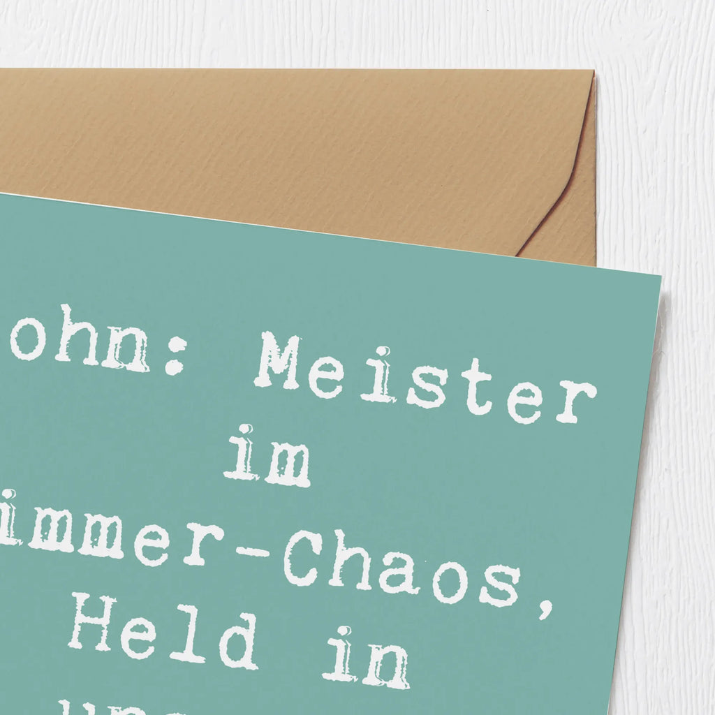 Deluxe Card Saying Sohn: Meister im Zimmer-Chaos, Held in unseren Herzen! Glückwunschkarte, Karte, Geburtstagskarte, Hochzeitskarte, Einladungskarte, Hochwertige Klappkarte, Grußkarte, Klappkarte, Hochwertige Grußkarte, Familie, Vatertag, Muttertag, Bruder, Schwester, Mama, Papa, Oma, Opa
