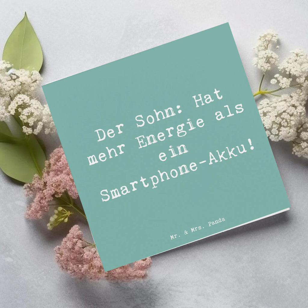 Deluxe Card Saying Der Sohn: Hat mehr Energie als ein Smartphone-Akku! Karte, Hochzeitskarte, Einladungskarte, Hochwertige Grußkarte, Hochwertige Klappkarte, Geburtstagskarte, Klappkarte, Grußkarte, Glückwunschkarte, Familie, Vatertag, Muttertag, Bruder, Schwester, Mama, Papa, Oma, Opa