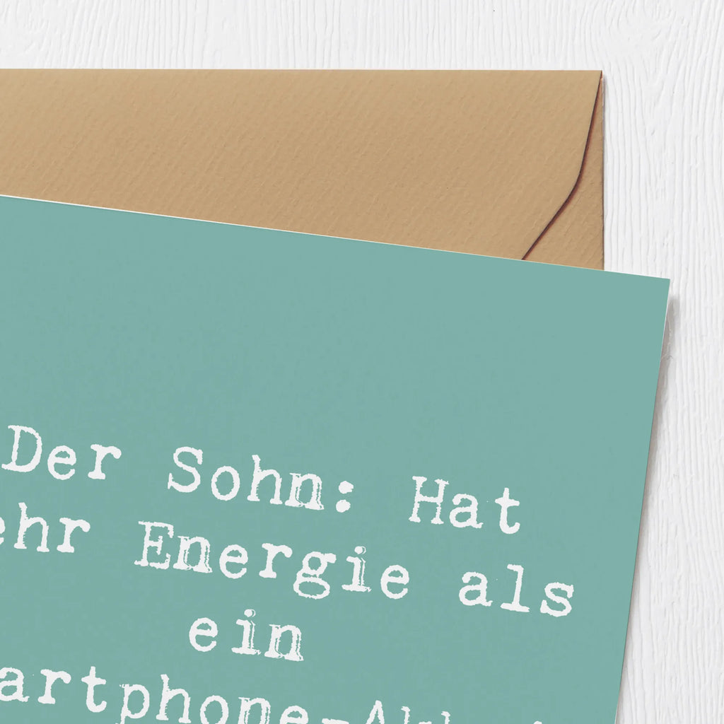 Deluxe Card Saying Der Sohn: Hat mehr Energie als ein Smartphone-Akku! Karte, Hochzeitskarte, Einladungskarte, Hochwertige Grußkarte, Hochwertige Klappkarte, Geburtstagskarte, Klappkarte, Grußkarte, Glückwunschkarte, Familie, Vatertag, Muttertag, Bruder, Schwester, Mama, Papa, Oma, Opa