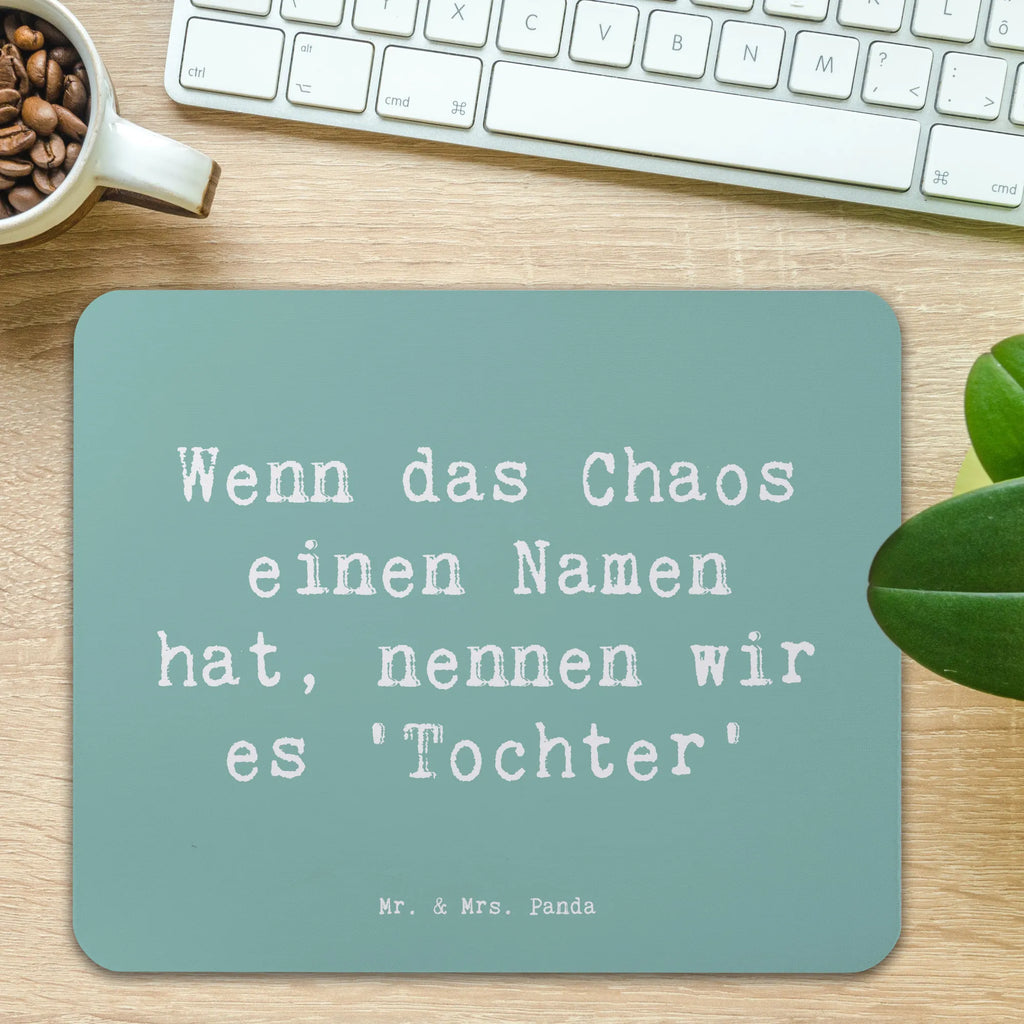 Mouse mat Saying Wenn das Chaos einen Namen hat, nennen wir es 'Tochter' Mousepad, Computer zubehör, Büroausstattung, PC Zubehör, Arbeitszimmer, Mauspad, Einzigartiges Mauspad, Designer Mauspad, Mausunterlage, Mauspad Büro, Familie, Vatertag, Muttertag, Bruder, Schwester, Mama, Papa, Oma, Opa