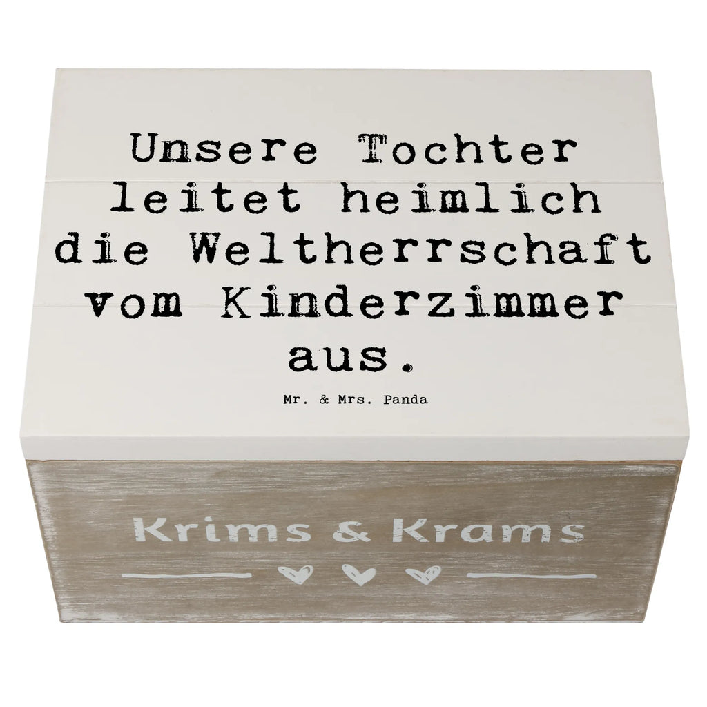 Wooden chest Saying Unsere Tochter leitet heimlich die Weltherrschaft vom Kinderzimmer aus. Schatulle, Erinnerungsbox, Geschenkdose, Aufbewahrungsbox, Holzkiste, Schatzkiste, Geschenkbox, Truhe, Dekokiste, Kiste, Erinnerungskiste, XXL, Familie, Vatertag, Muttertag, Bruder, Schwester, Mama, Papa, Oma, Opa
