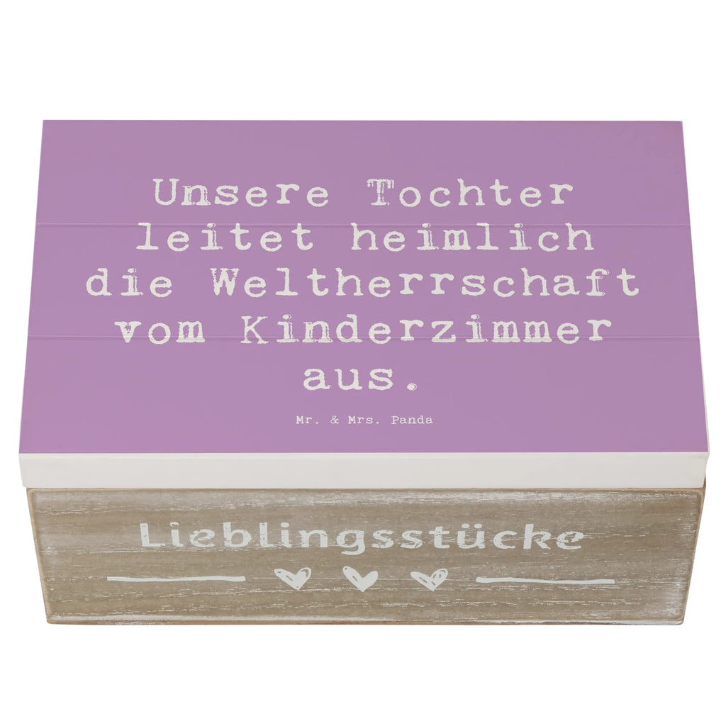 Wooden chest Saying Unsere Tochter leitet heimlich die Weltherrschaft vom Kinderzimmer aus. Schatulle, Erinnerungsbox, Geschenkdose, Aufbewahrungsbox, Holzkiste, Schatzkiste, Geschenkbox, Truhe, Dekokiste, Kiste, Erinnerungskiste, XXL, Familie, Vatertag, Muttertag, Bruder, Schwester, Mama, Papa, Oma, Opa